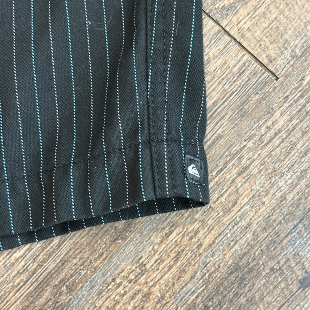 Quiksilver Shorts Mens Size 36 Pockets‎ Black Pinstripe Back Details Embroidered - Picture 2 of 7